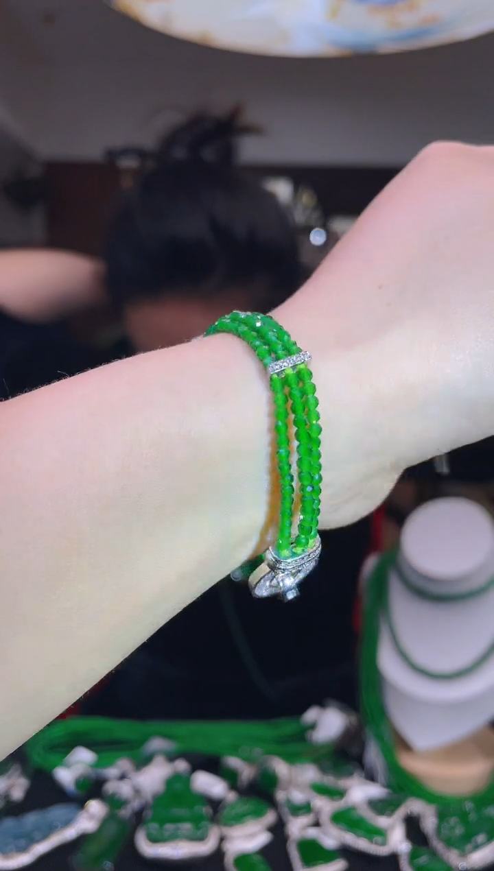 【闪购商品】翡翠吊坠(不含链)未镶嵌多样性发其一