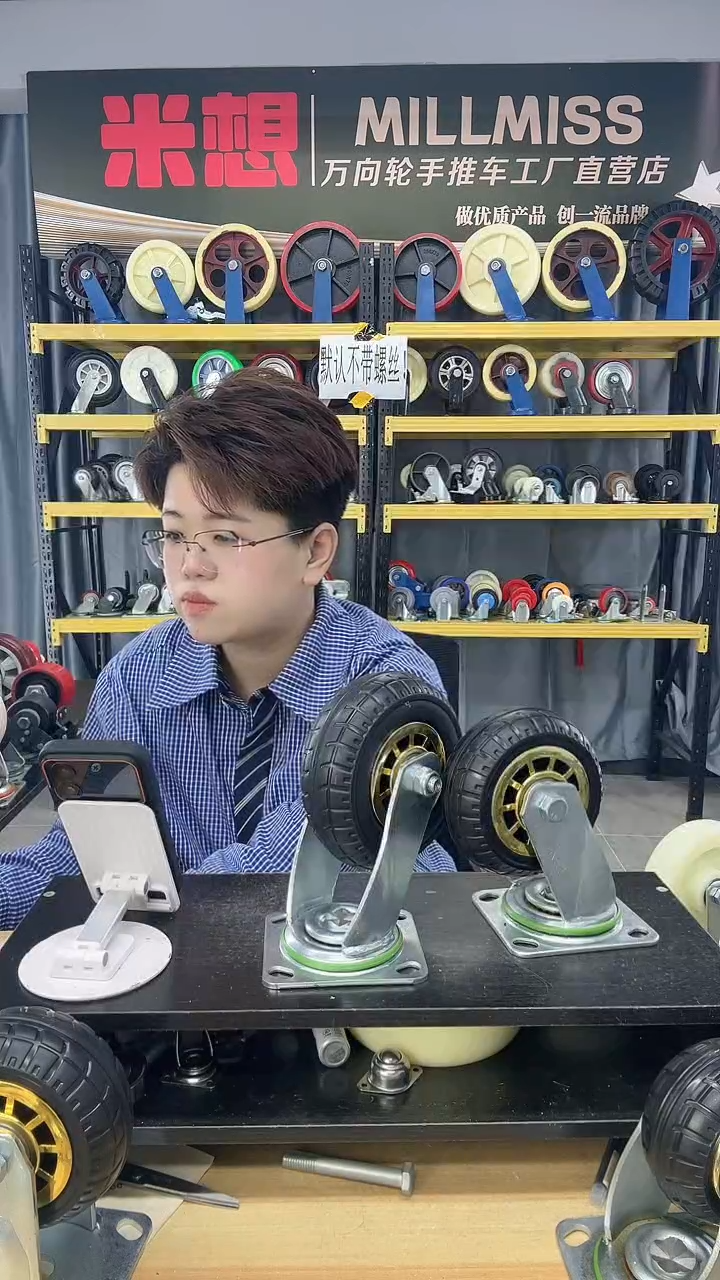 凤阳婚庆强歌 中型黑金 4寸万向2个 5寸万向2个