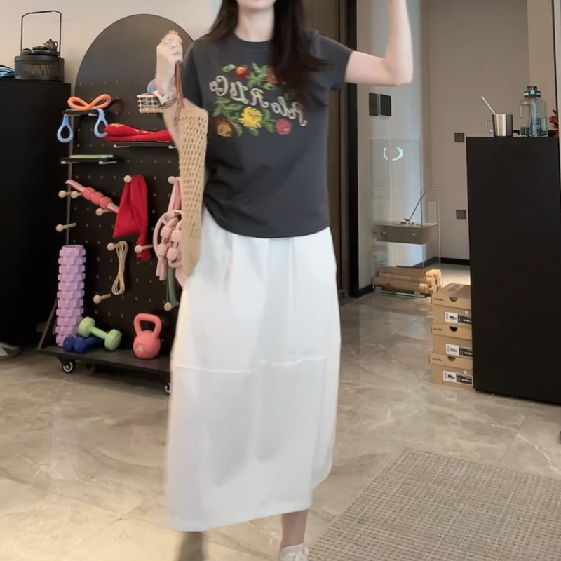 2025新款花朵短袖修身圆领设计师T恤+百搭半身裙套装LK2503719