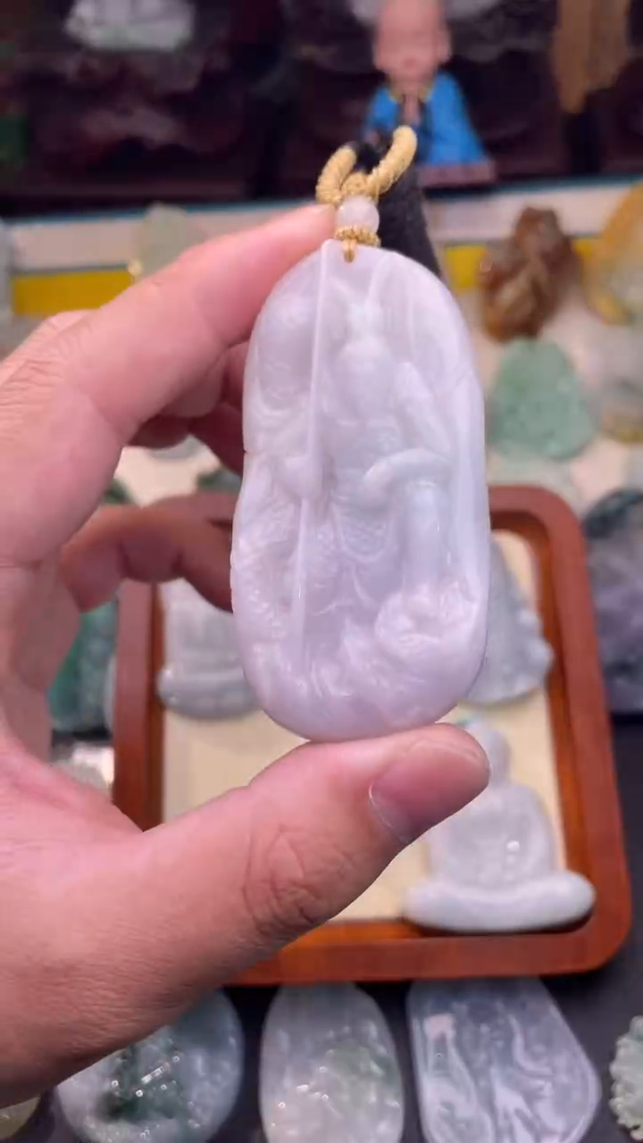 翡翠未镶嵌颈饰孙悟空