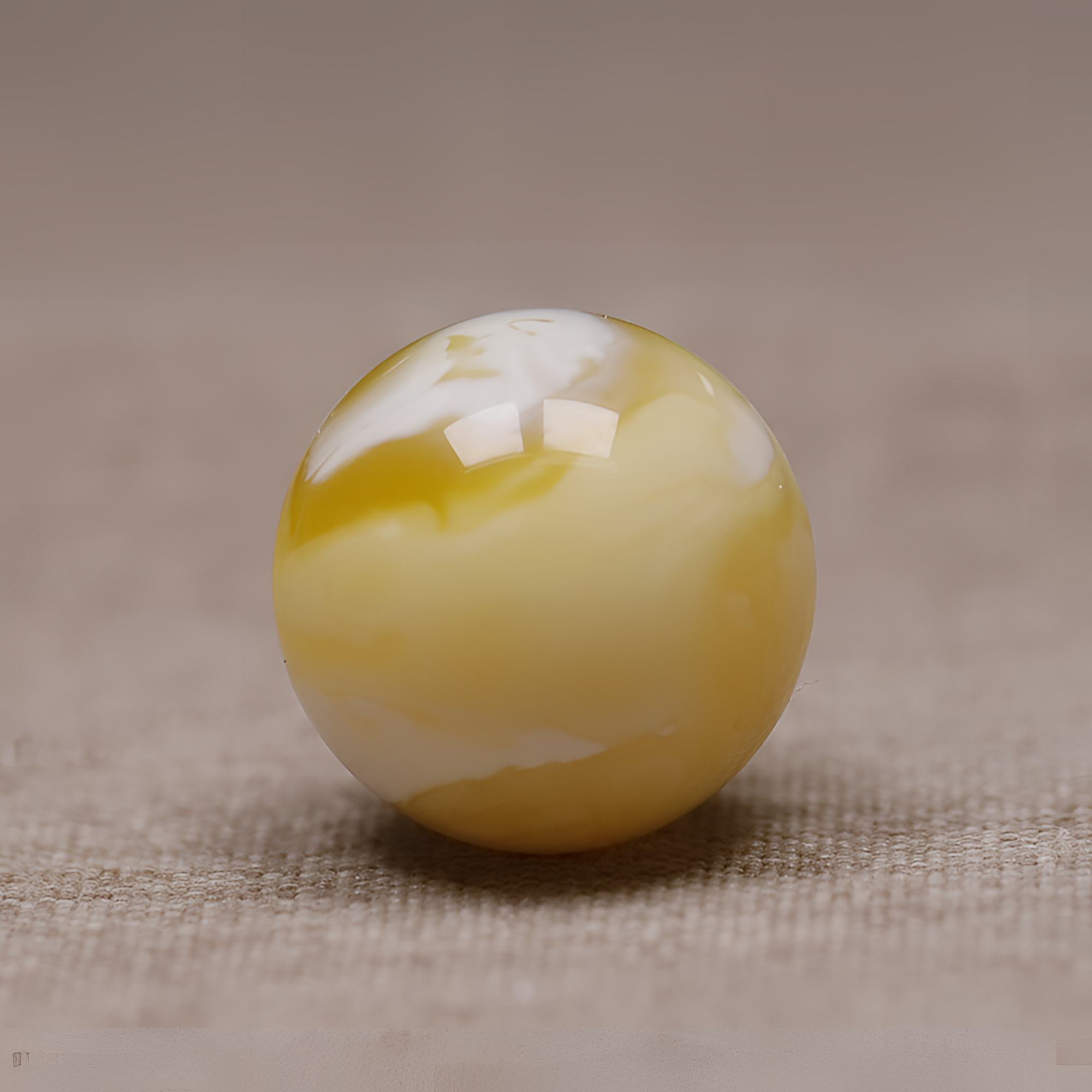 天然原矿俄料瓷白带荧光蜜蜡圆珠24.2mm