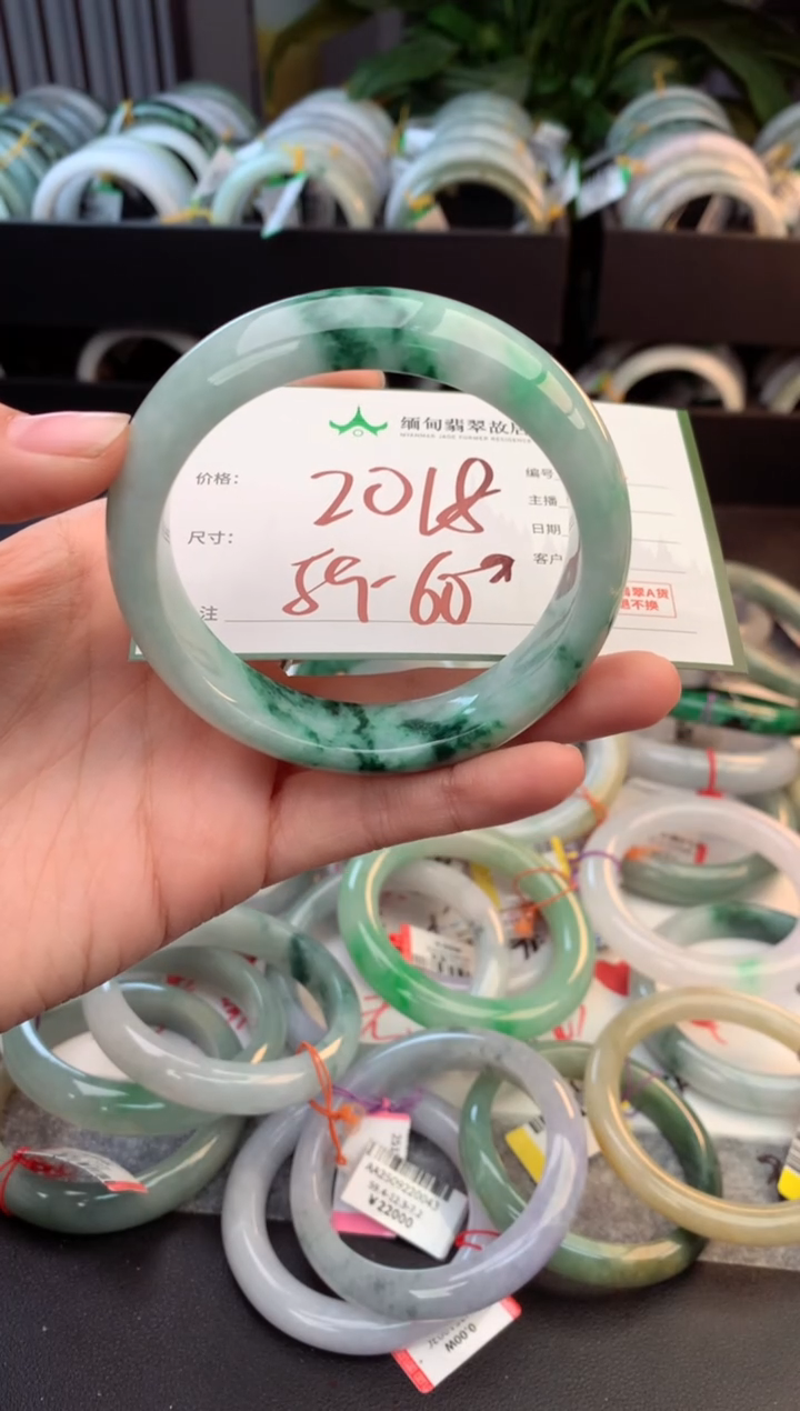 未镶嵌定制翡翠时****珍毛货需精细抛光+多人