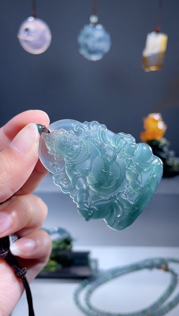 翡翠未镶嵌颈饰黄财神