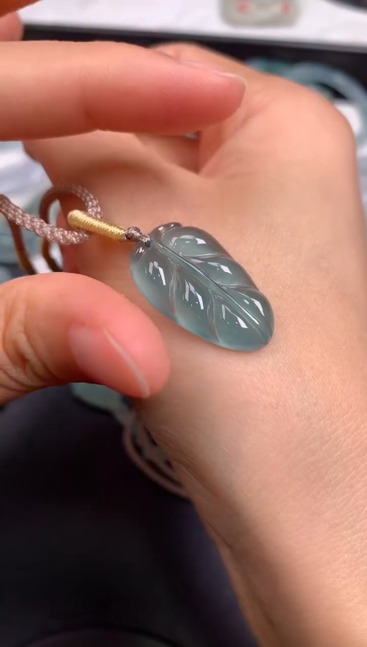 翡翠未镶嵌颈饰无鉴赏期