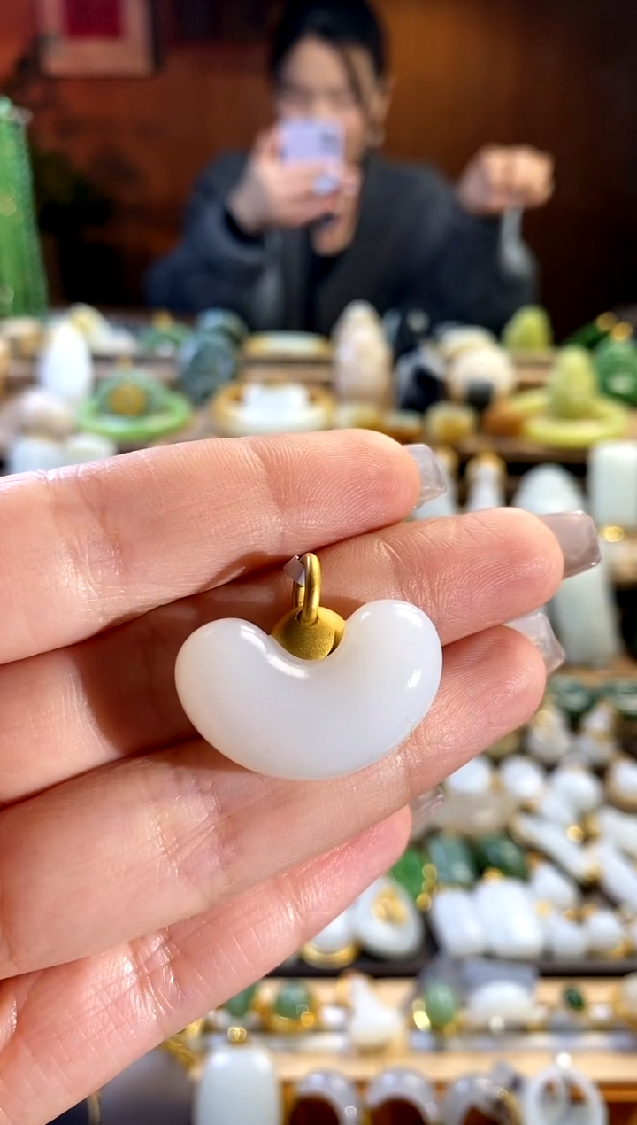 【闪购商品】和田玉吊坠18K金镶嵌。