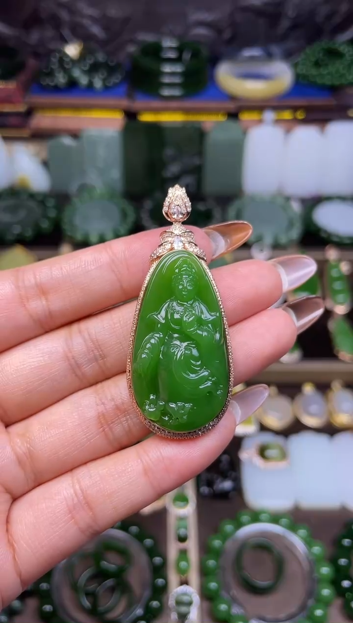 颈饰18K金镶嵌和田玉高色苹果绿观音挂件