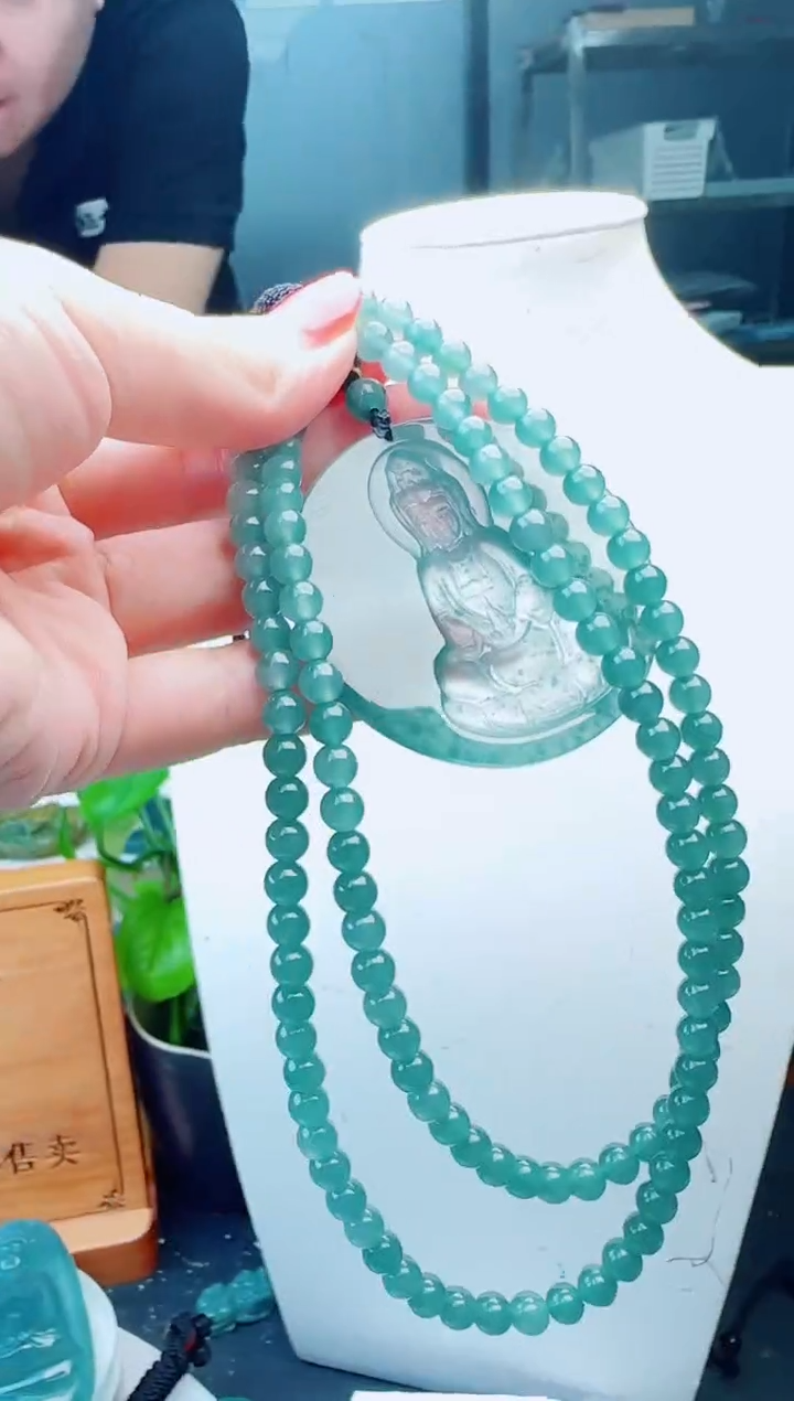 翡翠未镶嵌颈饰多样性发货其中一件