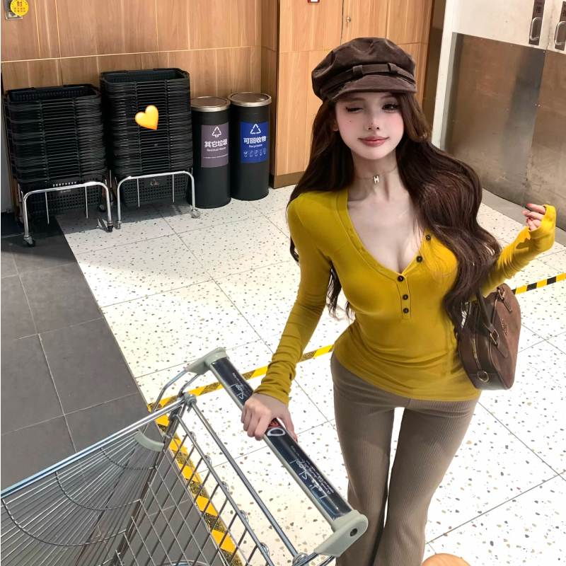 显白姜黄色辣妹纯欲紧身纽扣打底衫T恤春夏女新款显瘦V领百搭上衣