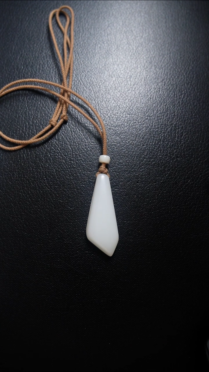 颈饰未镶嵌和田玉吊坠