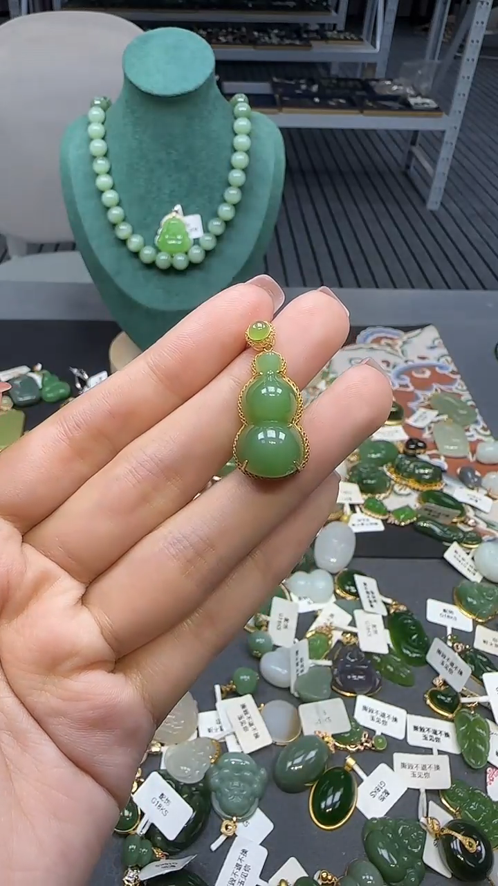 18K金镶嵌和田玉挂件1