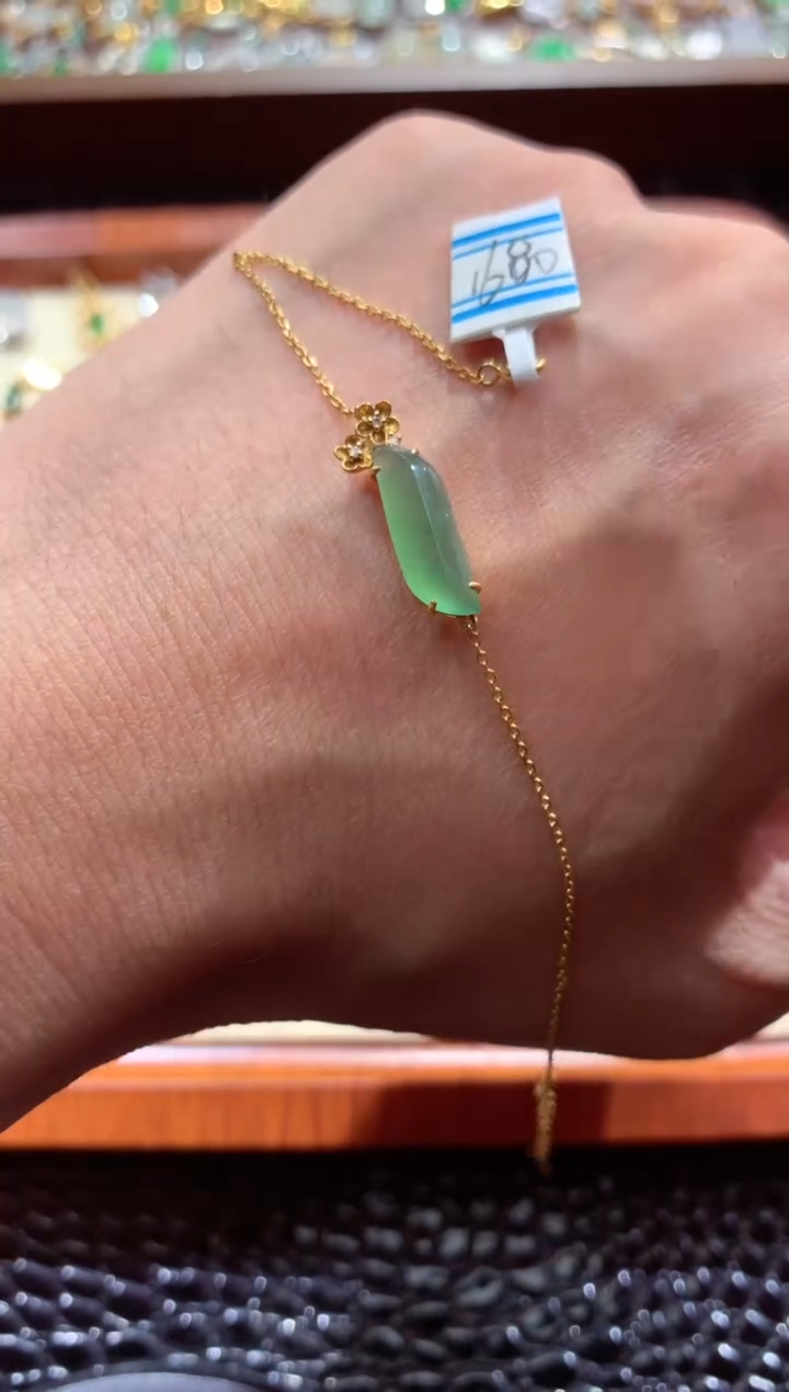 翡翠18K金镶嵌颈饰翡翠