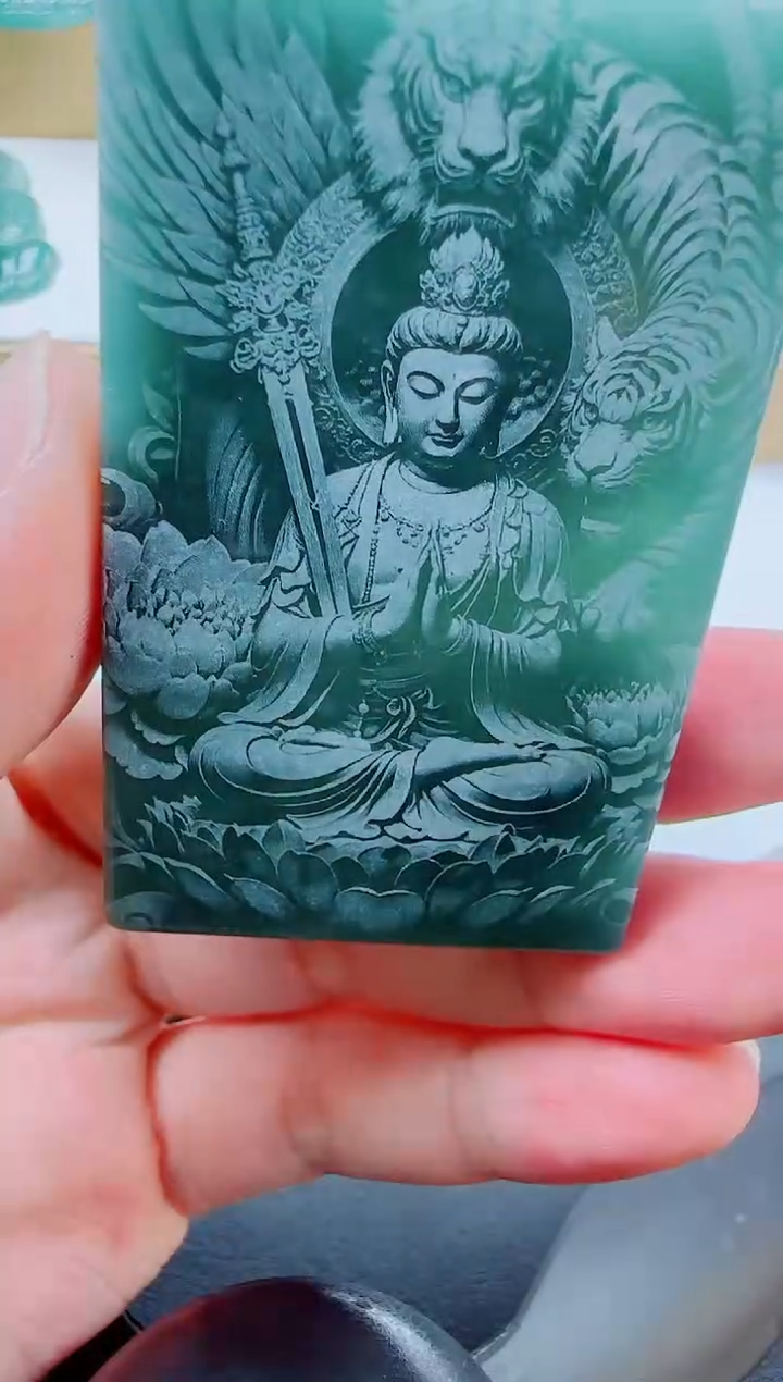 翡翠未镶嵌颈饰本命佛老虎