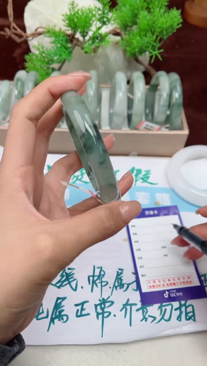 【闪购商品】石英质玉手镯未镶嵌384