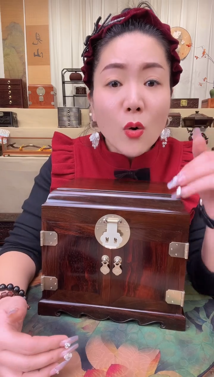 【闪购商品】红酸枝木类成套家具大红酸枝官皮箱