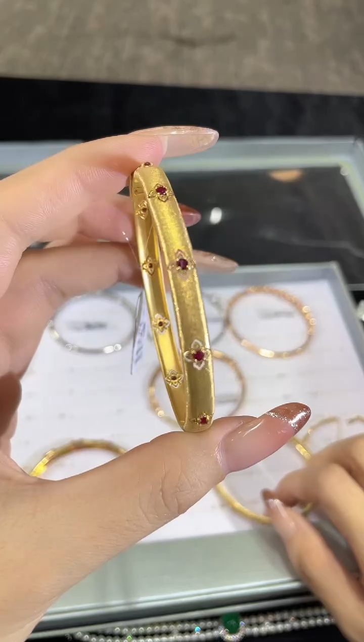 18K金镶嵌手镯红宝石 1克拉红宝石  GZDZ