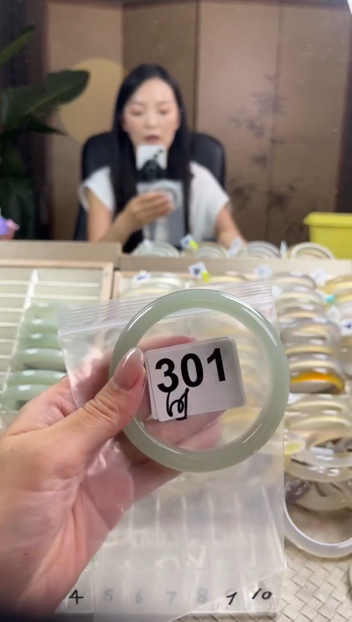 未镶嵌手镯石英质玉301