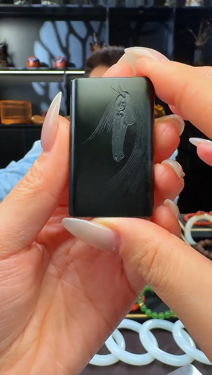 颈饰未镶嵌和田玉黑青马挂件