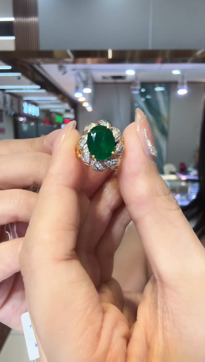 18K金镶嵌戒指祖母绿2.915ct