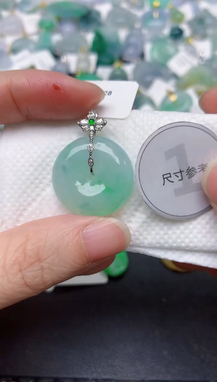 颈饰18K金镶嵌翡翠天然缅甸A货翡翠