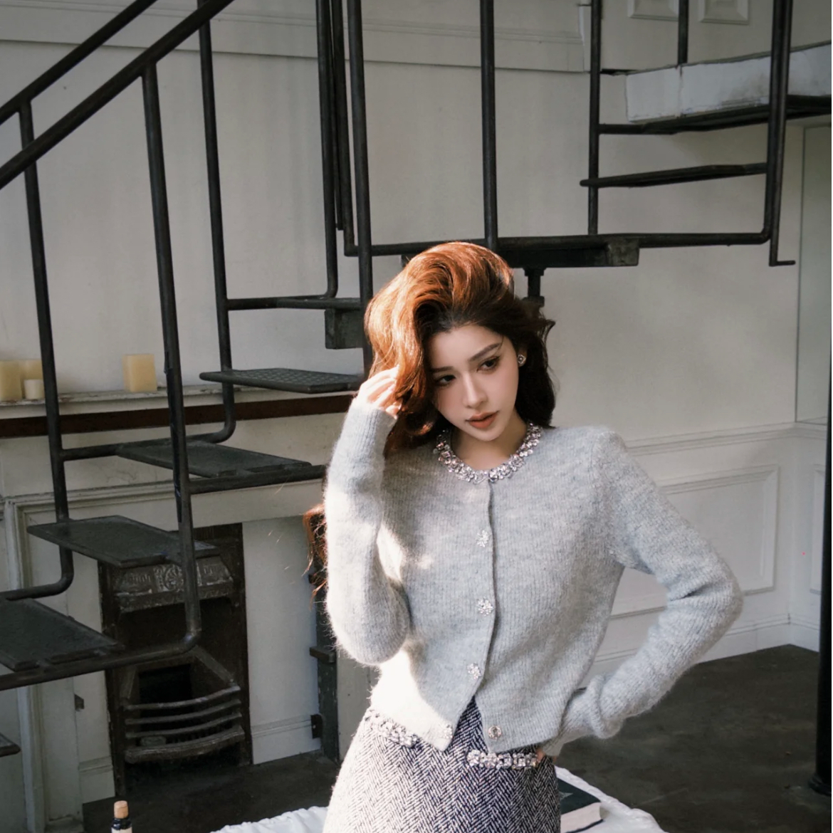 <猪猪出品>红人灰钻上新气质灰色长袖圆领镶钻针织开衫184