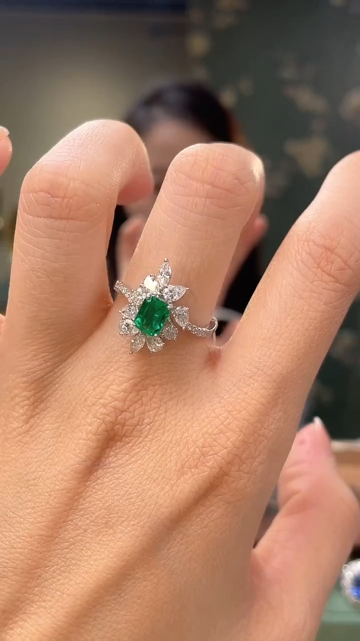 18K金镶嵌戒指祖母绿阿富汗极微油主石：0.77ct