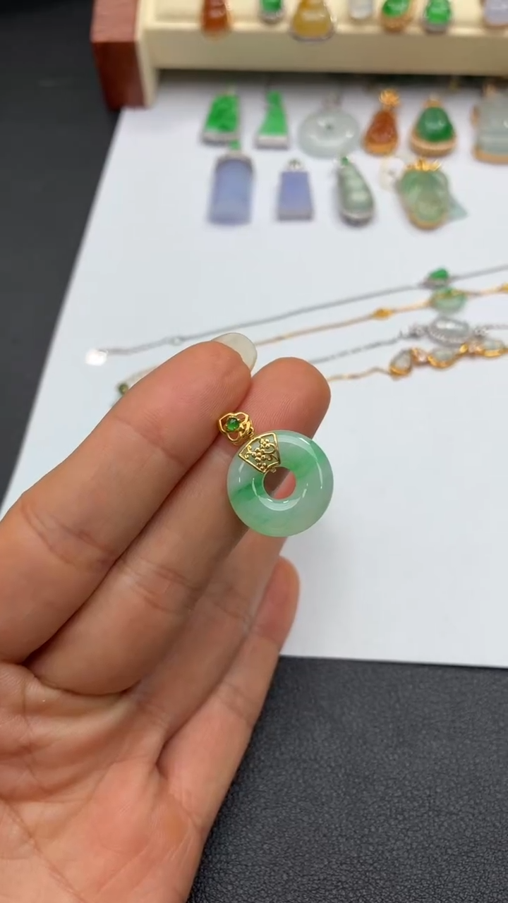 颈饰18K金镶嵌翡翠天然翡翠A货