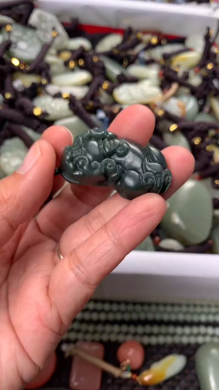 【闪购商品】和田玉颈饰未镶嵌多样性发货没有证书.拍一发一，有瑕