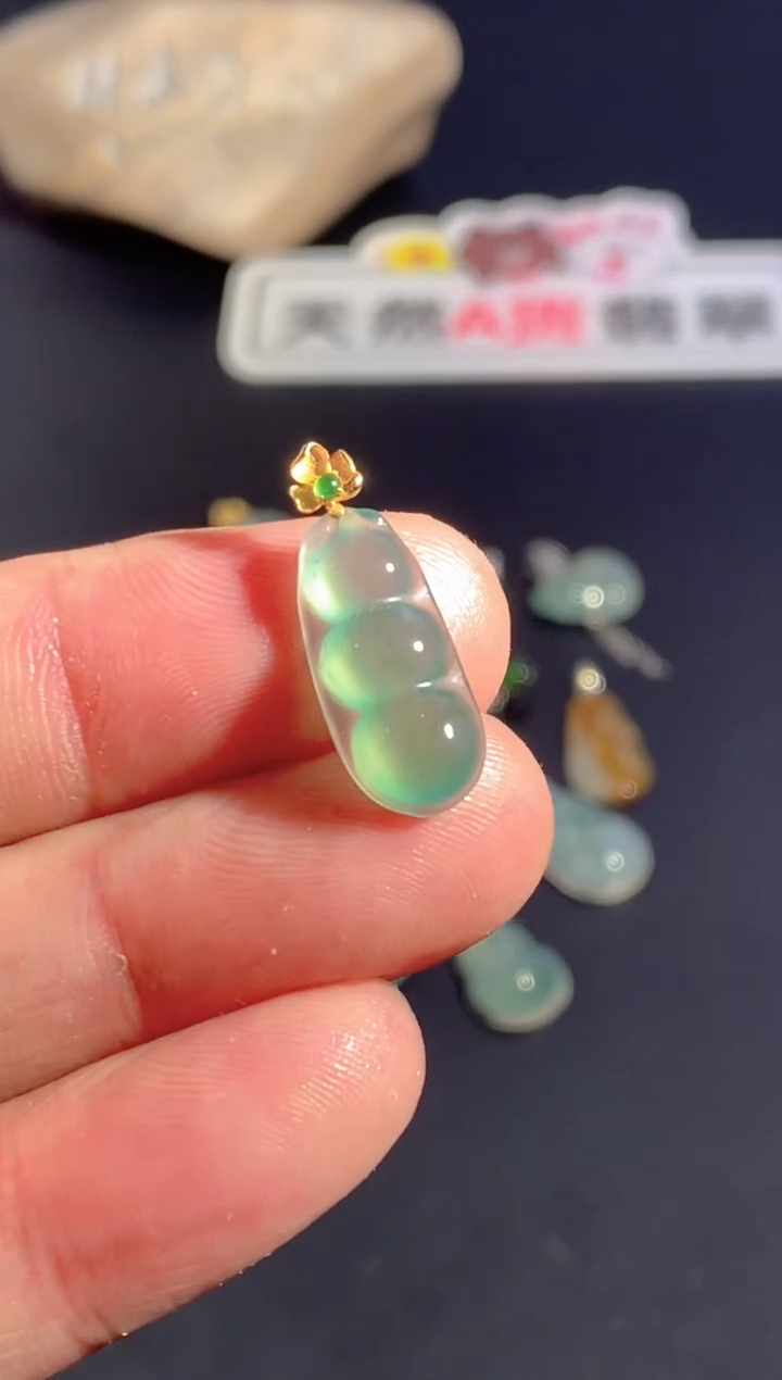 颈饰18K金镶嵌翡翠    