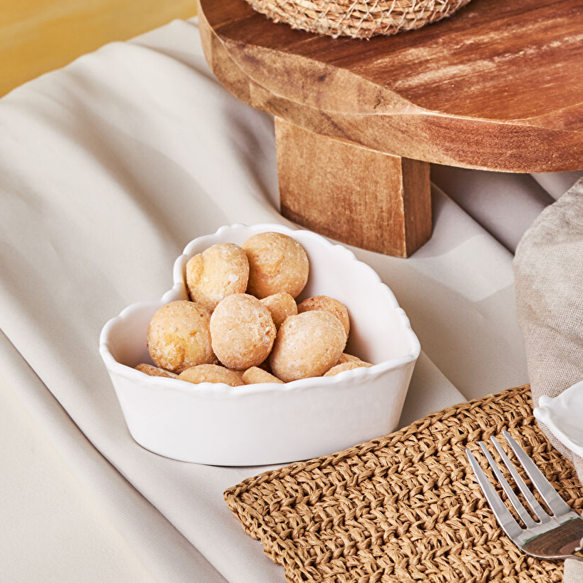 【KRC家】12*4CM 亮白花边爱心碗 家用陶瓷坚果碗 手工可爱糖果碗