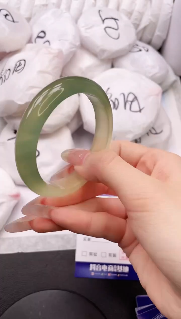 【闪购商品】石英质玉手镯未镶嵌5K193-54