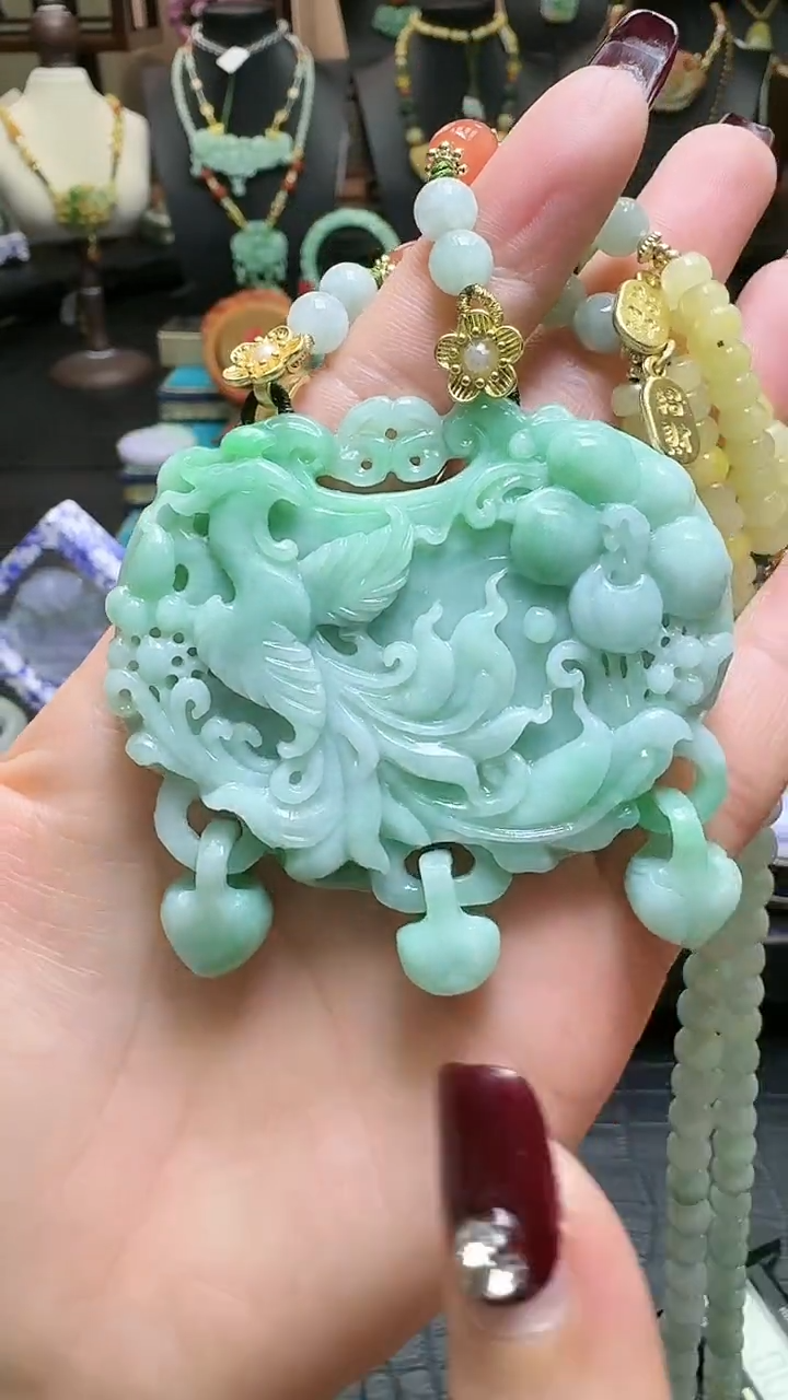 【闪购商品】翡翠颈饰未镶嵌如意凤牌