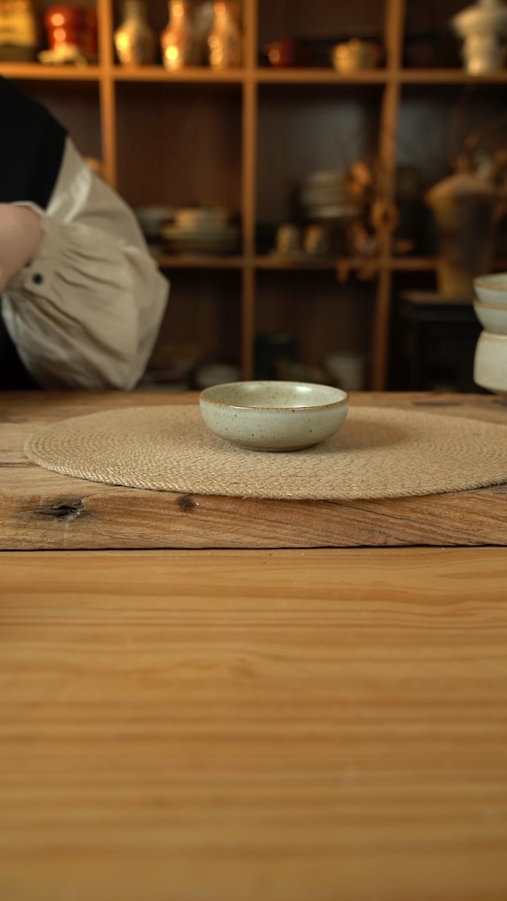 奶奶系列的大号蘸料碟1个