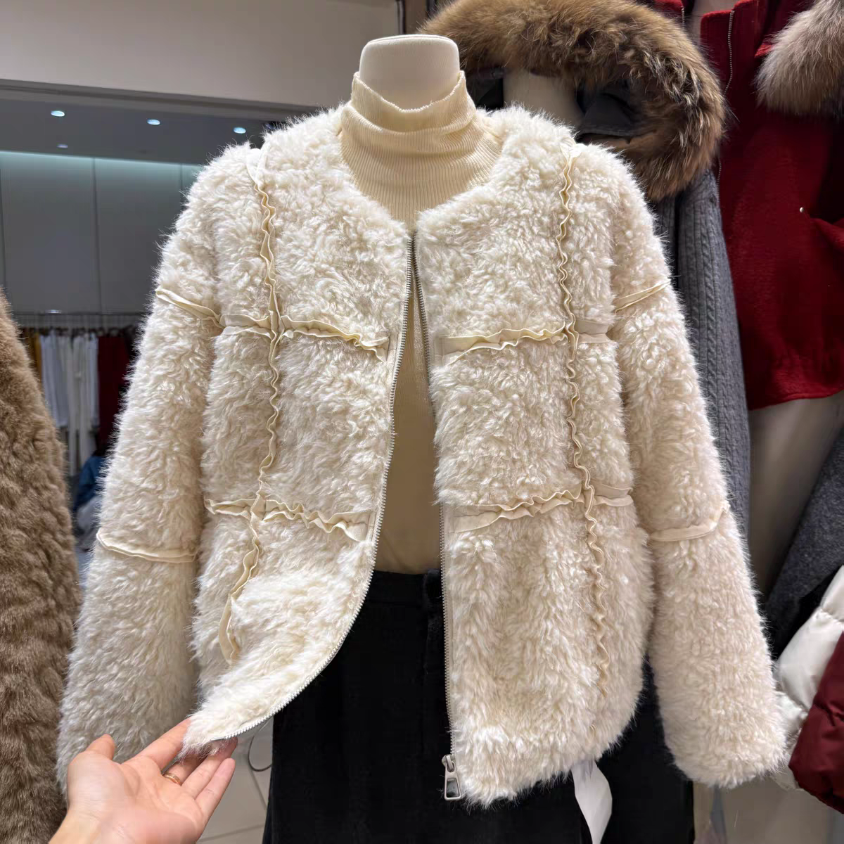 25292时尚圆领设计感拼接宽条纹木耳边拉链款皮毛外套