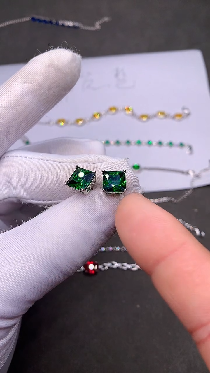 【闪购商品】透辉石耳钉银S925镶嵌······