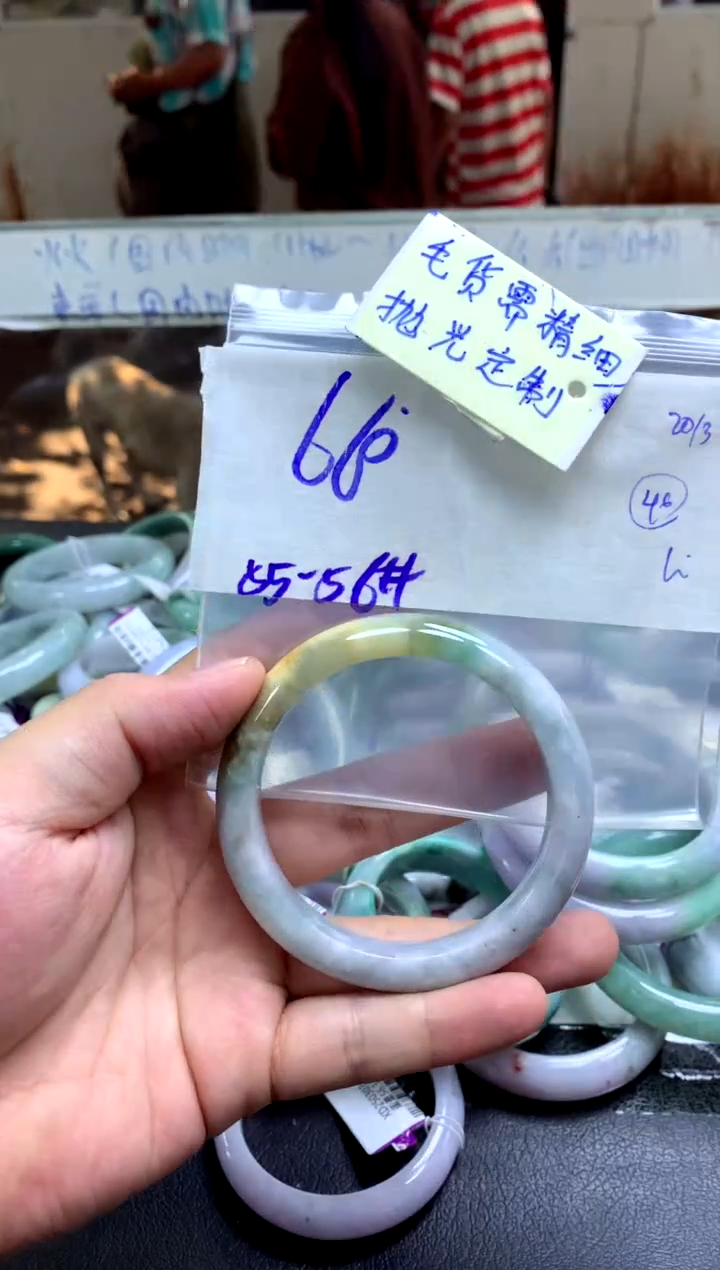 定制翡翠未镶嵌手镯毛货需精细抛光+多人