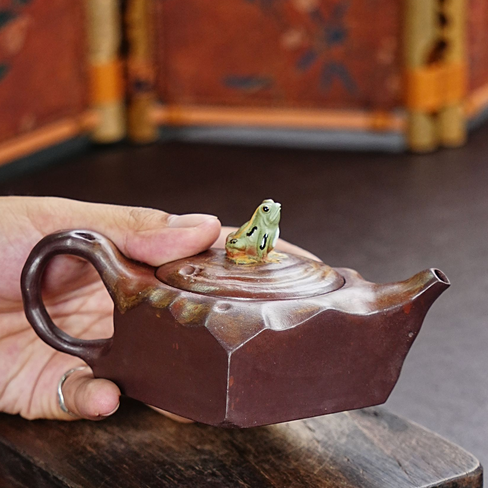 【3123青蛙壶】宜兴原矿紫砂全手工高端泥绘四方青蛙壶 手抓壶