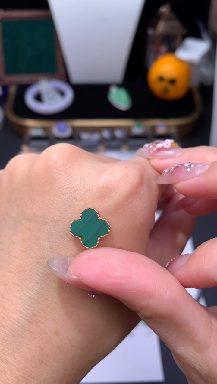 18K金镶嵌孔雀石颈饰48小时鉴赏期 退货不扣服务费