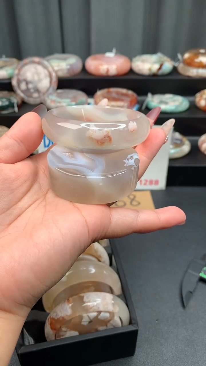 未镶嵌手镯石英质玉（56圈口）赠送镯心 无证书 