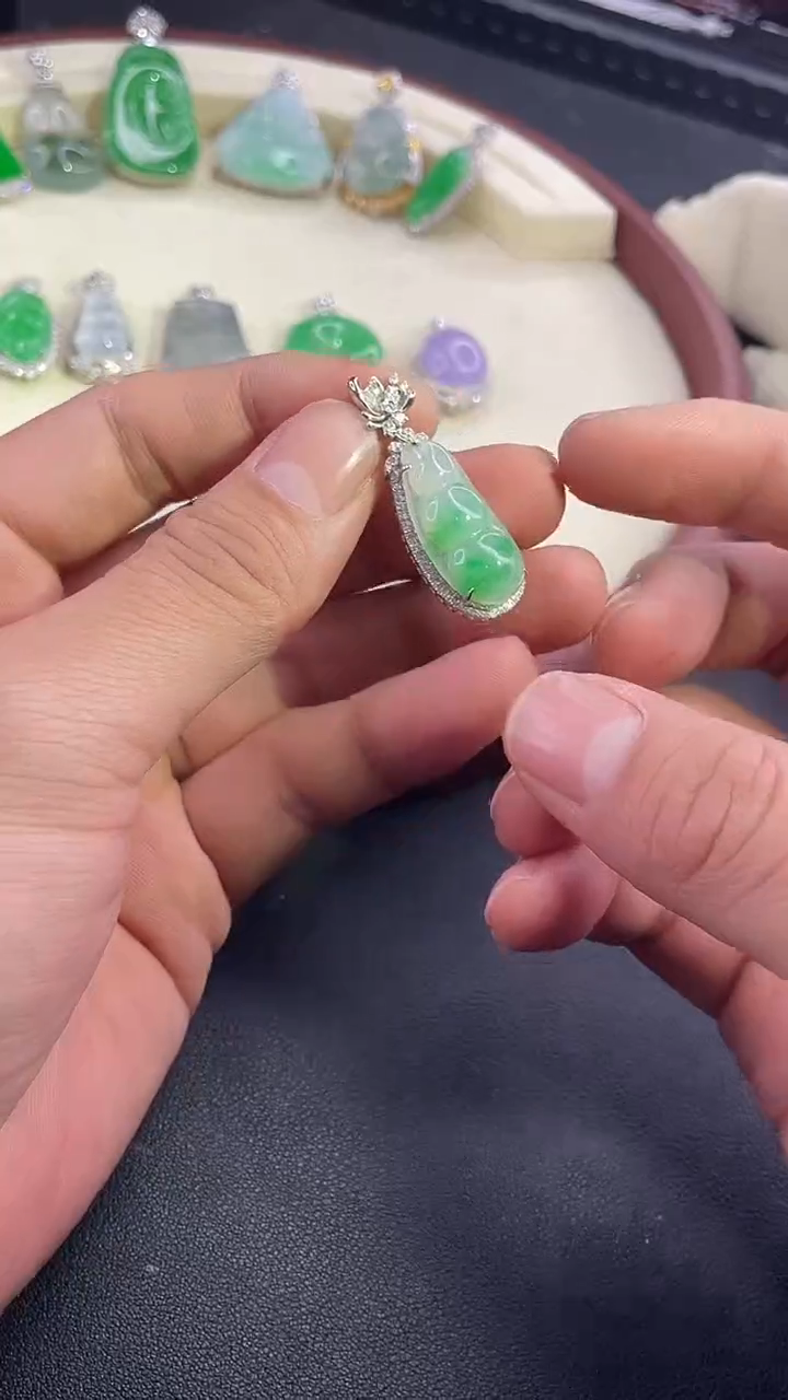 【闪购商品】翡翠颈饰18K金镶嵌吊坠