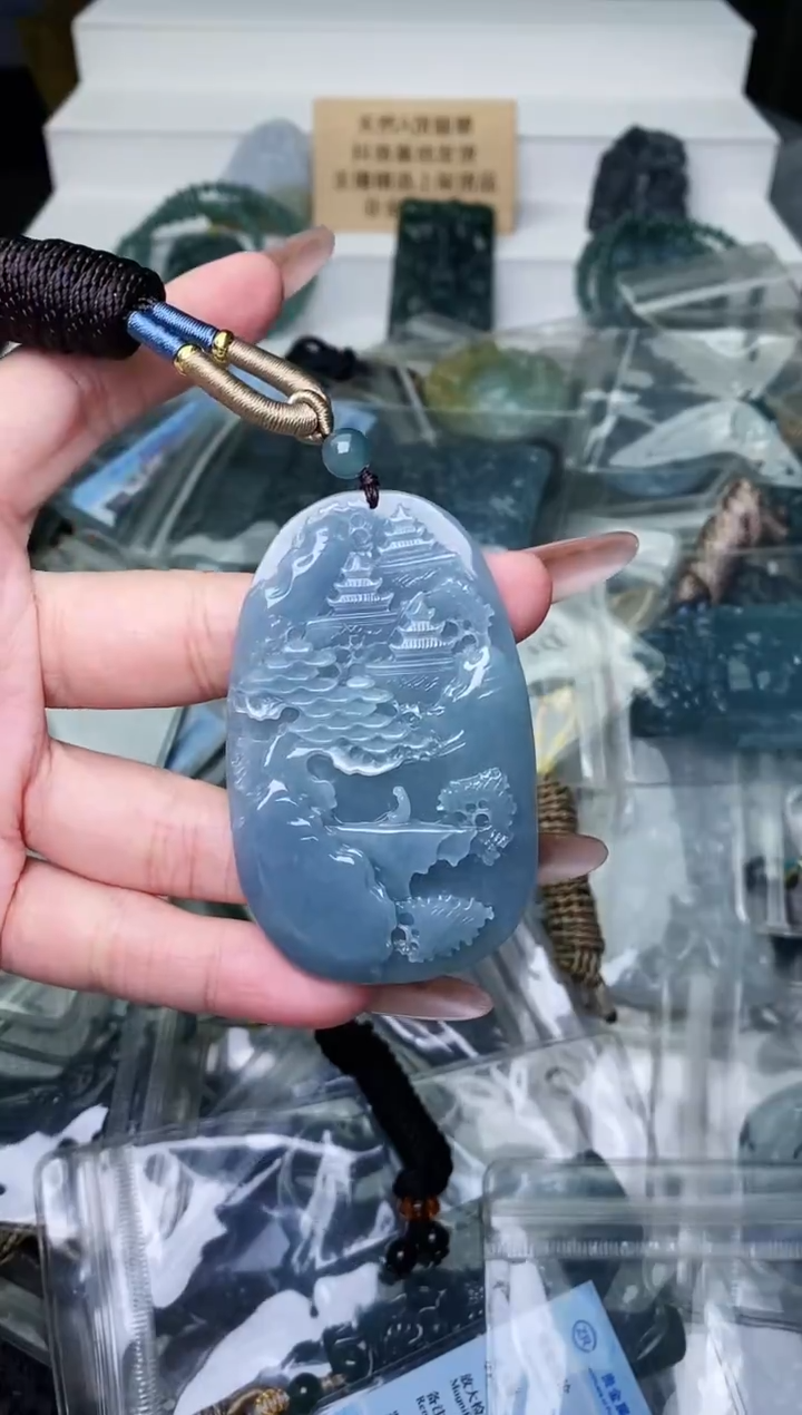 颈饰未镶嵌翡翠 