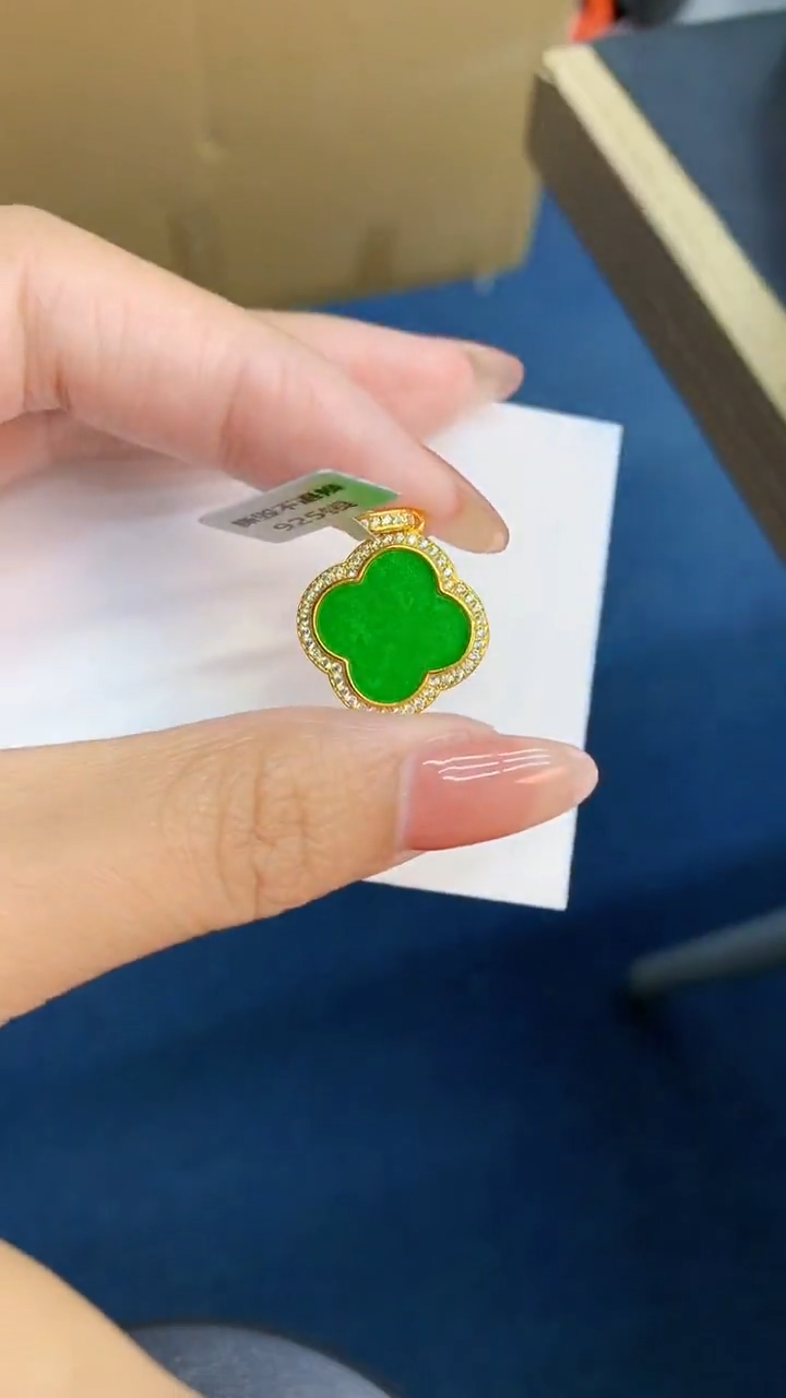 翡翠未镶嵌颈饰           1