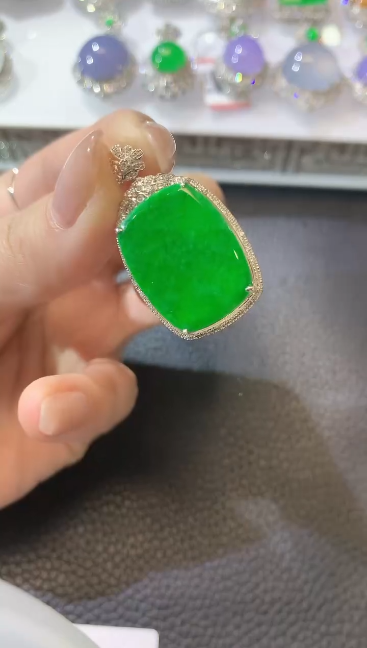 【闪购商品】翡翠吊坠(不含链)18K金镶嵌A6