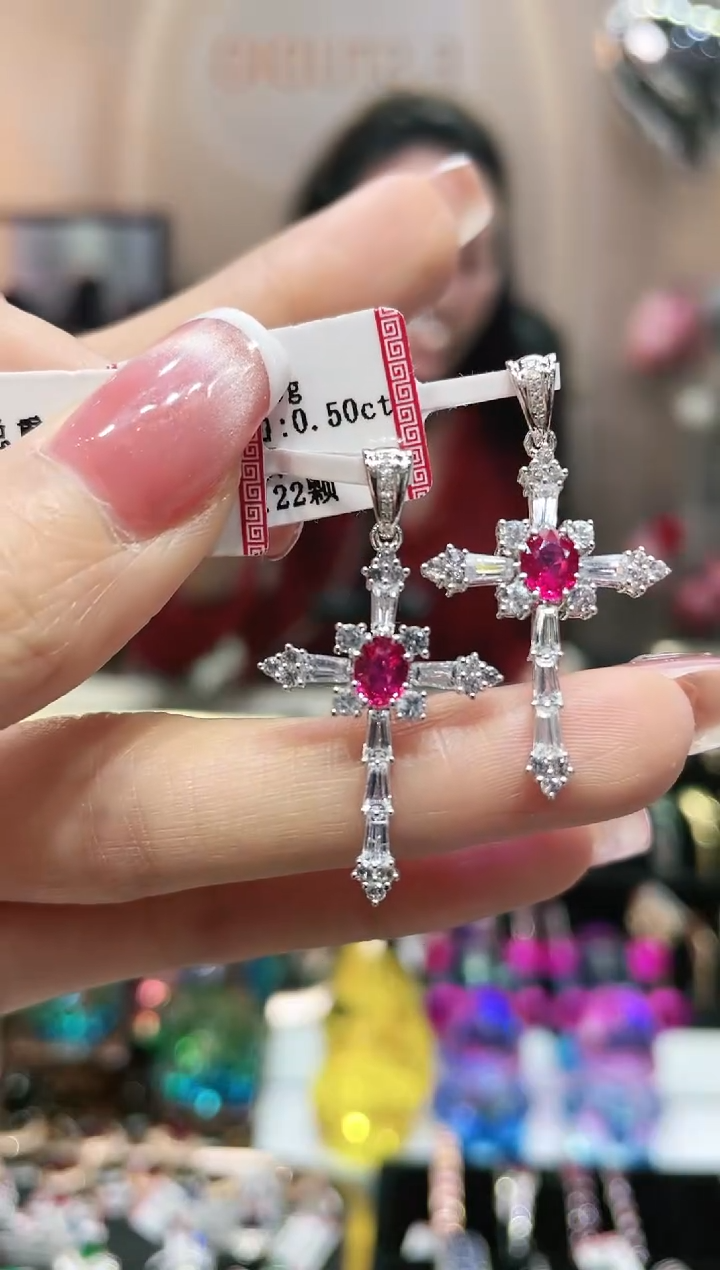 【闪购商品】红宝石吊坠18K金镶嵌多样性发其一