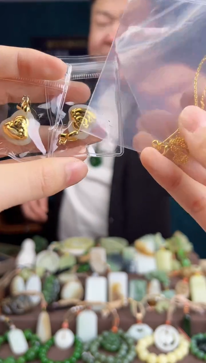 【闪购商品】和田玉颈饰足金镶嵌ZZ 拍一发一 多样性发货