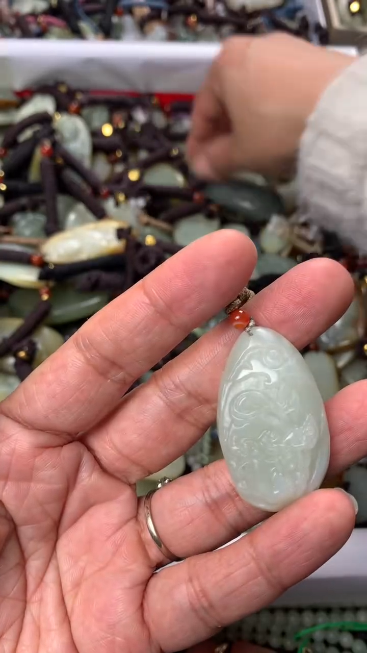 【闪购商品】和田玉颈饰未镶嵌多样性发货没有证书.拍一发一，有瑕