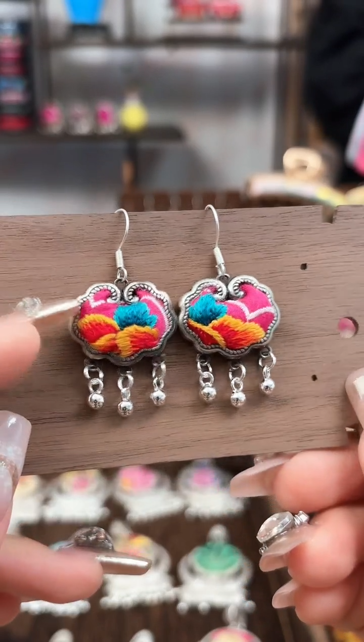 织绣非遗彩云南阁老绣饰品191