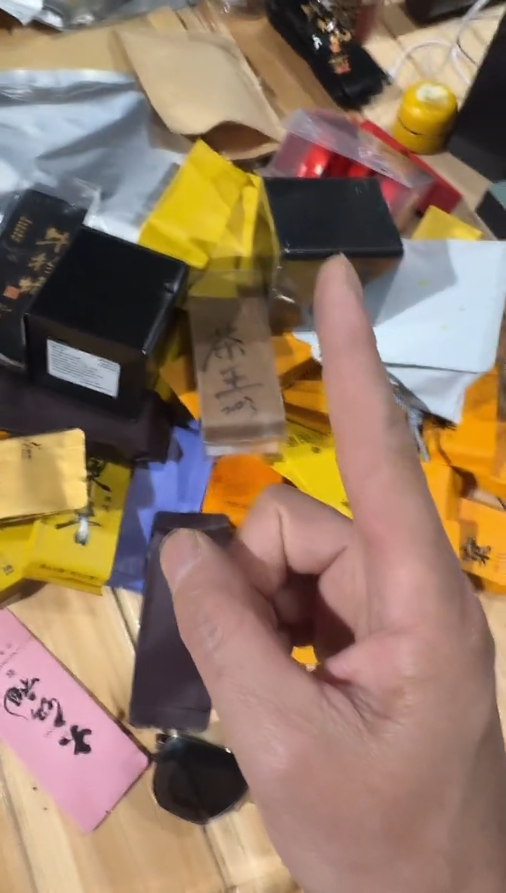 桌上一堆·······