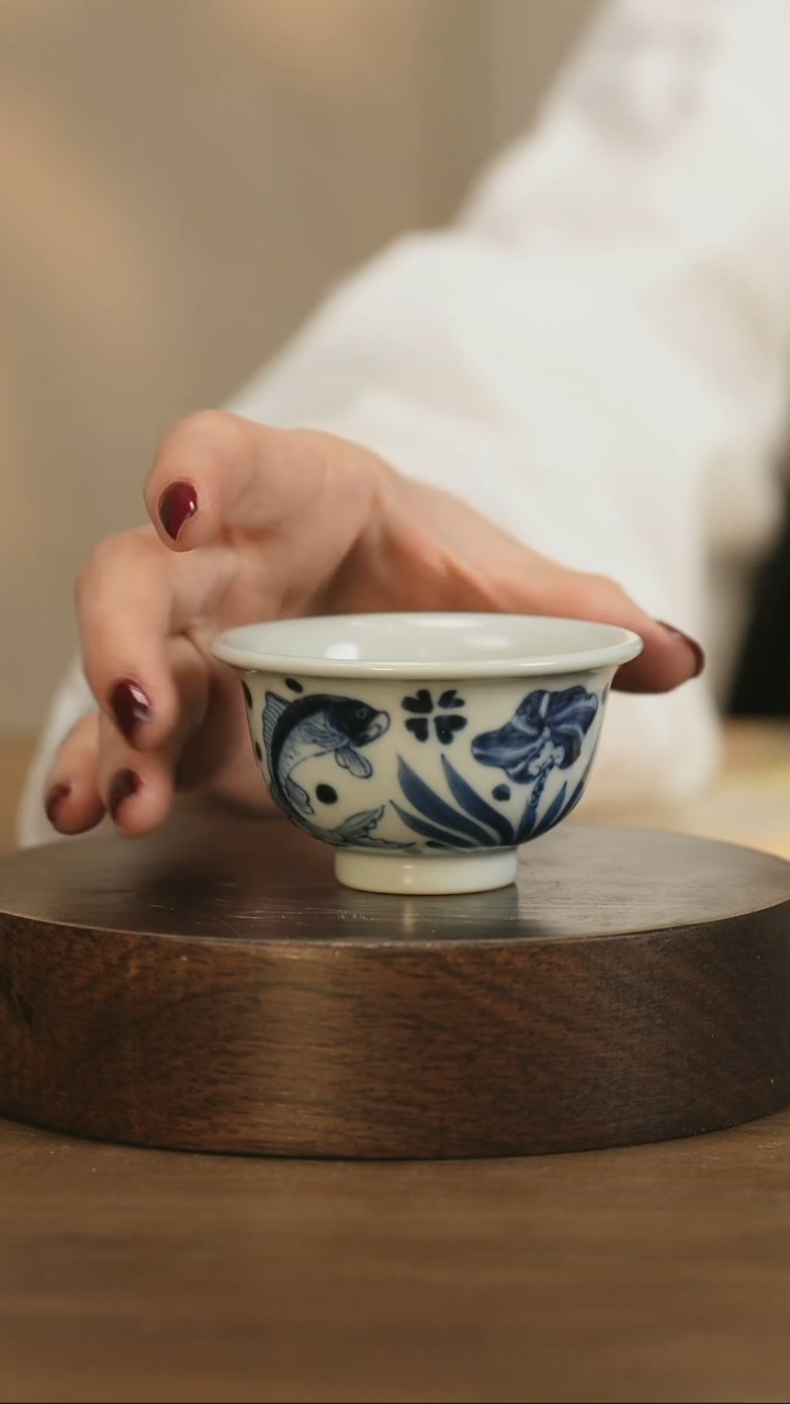 【闪购商品】景德镇手工青花鱼藻压手杯中