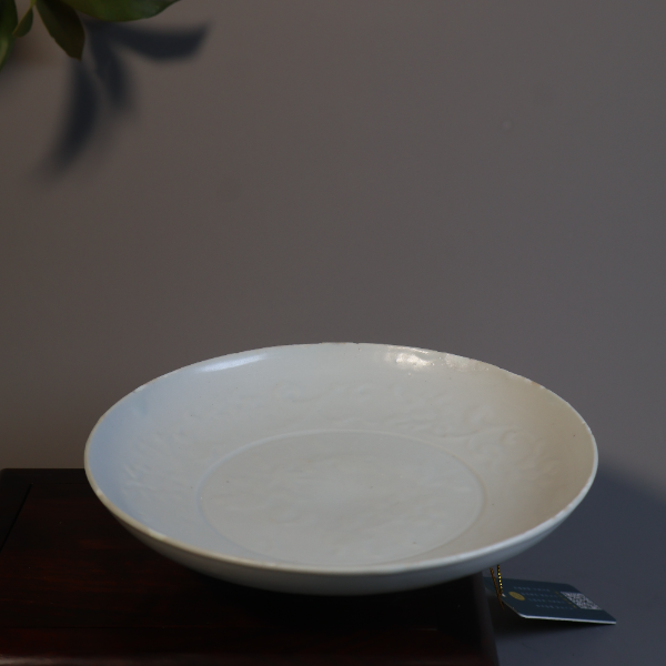 26:明早期白釉模印“枢府”二字缠枝菊花盘