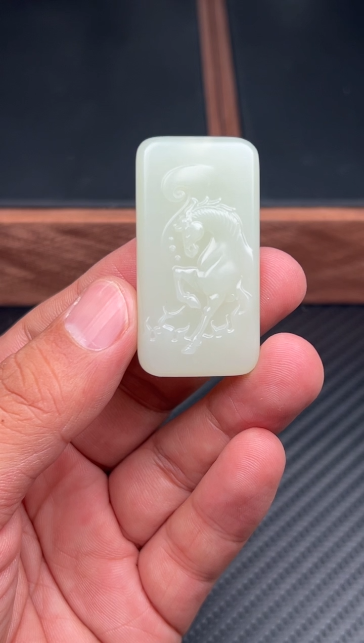 吊坠(赠链)未镶嵌和田玉且末微色差迪克兰一细